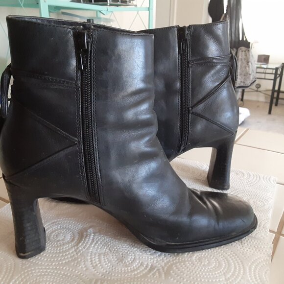 Cute and Comfortable Black Leather Zip-Up Low Ankle Boot Platform Heels Size 8 - Picture 6 of 8